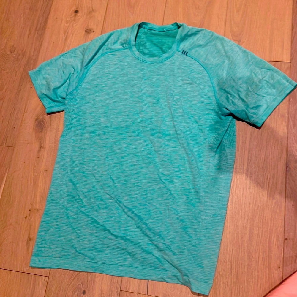 LULULEMON METAL VENT SHORT SLEEVE LIKE NEW